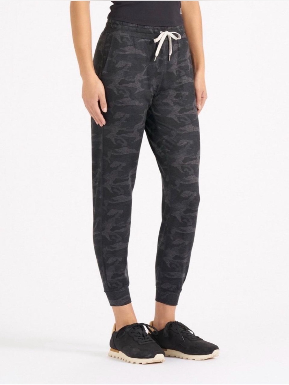 Vuori Performance Joggers In Black/Gray Camo Print Size Small